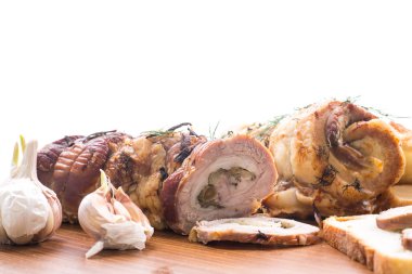 Et çeşitli baharatlar ve otlar ile rulo