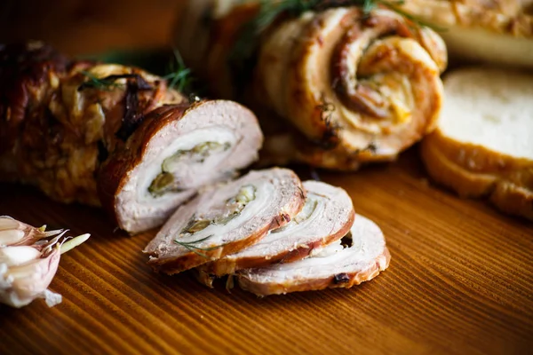 Rolle Fleisch mit verschiedenen Gewürzen und Kräutern — Stockfoto