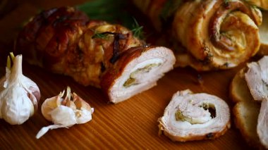 Et çeşitli baharatlar ve otlar ile rulo