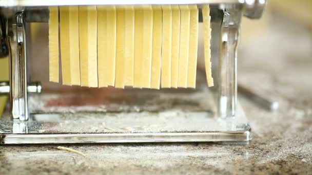 Fideos Crudos Hechos Casa Con Huevo Sobre Mesa — Vídeos de Stock