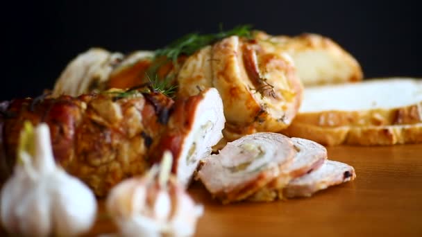 Rolle Fleisch mit verschiedenen Gewürzen und Kräutern — Stockvideo