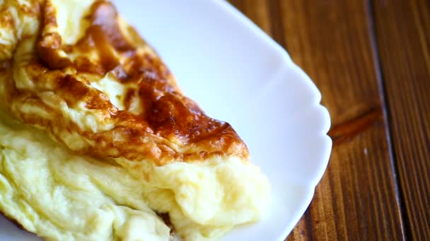 Bir tabak içinde kavrulmuş sabah omlet — Stok video