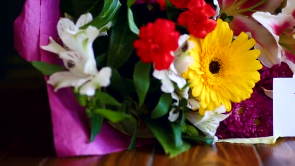 Hermoso Ramo Flores Diferentes Una Mesa Madera — Vídeos de Stock