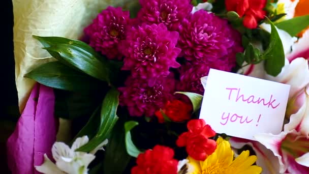 Mooi Boeket Van Verschillende Bloemen Een Houten Tafel — Stockvideo