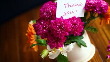 Güzel ahşap bir masaya farklı çiçek buketi