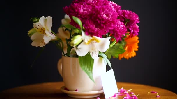 Belo Buquê Flores Diferentes Uma Mesa Madeira — Vídeo de Stock