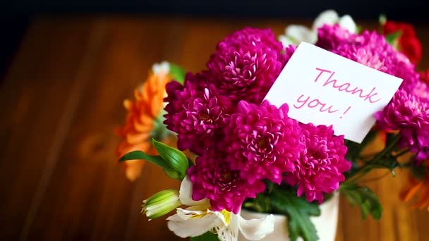 Schöner Strauß Verschiedener Blumen Auf Einem Holztisch — Stockvideo