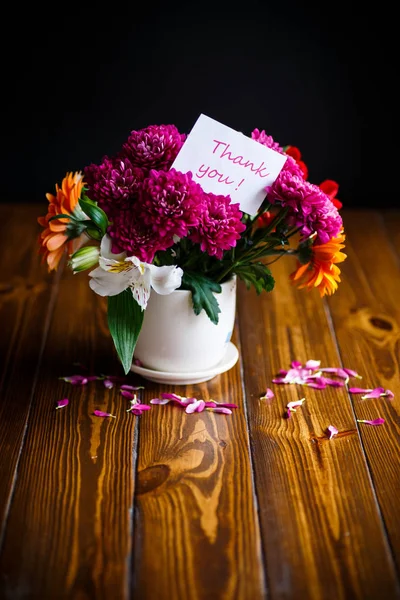 Mooi boeket van verschillende bloemen — Stockfoto