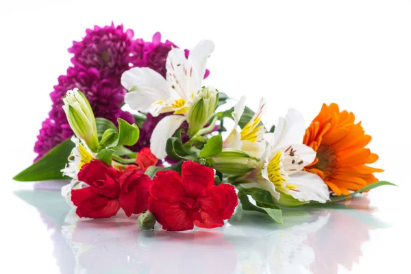 Mooi boeket van verschillende bloemen — Stockfoto