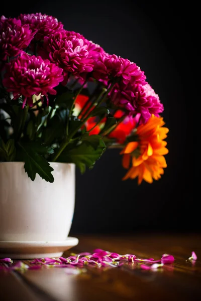 Schöner Strauß verschiedener Blumen — Stockfoto