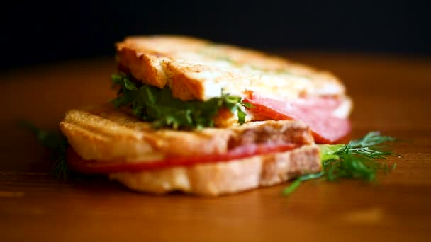 Sandwich Avec Salade Fraîche Légumes Verts Saucisse Sur Une Table — Video