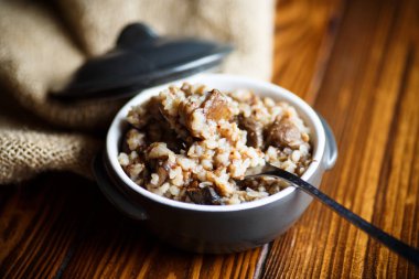 Kızarmış yağlı mantar ile haşlanmış buğday