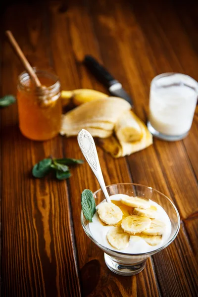 Yogurt dolce fatto in casa con miele — Foto Stock