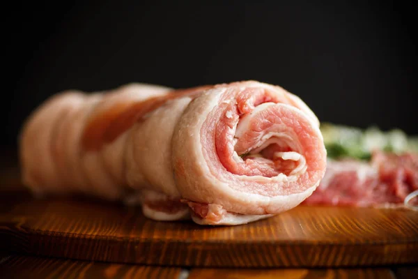 Рулон мяса с различными специями и травами — стоковое фото