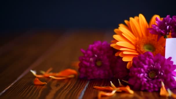 Mooi boeket van verschillende bloemen — Stockvideo