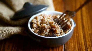 Kızarmış yağlı mantar ile haşlanmış buğday