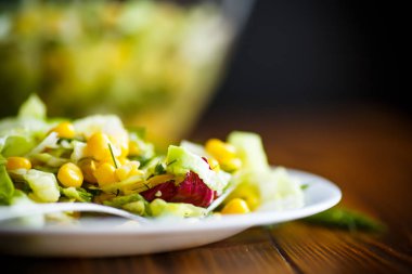 Tatlı Mısır ile genç lahana taze salata