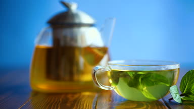 Taze nane ile sıcak yeşil çay