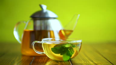 Taze nane ile sıcak yeşil çay