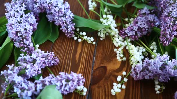 Lindas flores de primavera lírio do vale e flores lilás — Vídeo de Stock