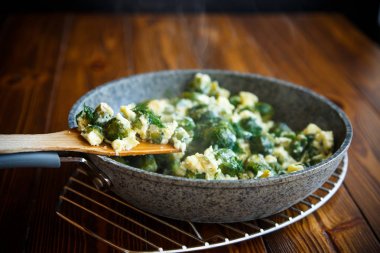 Brüksel lahanası ile omlet