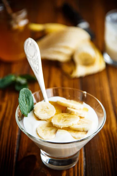 Søt hjemmelaget yoghurt med honning – stockfoto