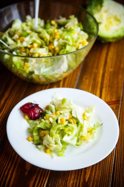 Salada fresca de repolho jovem com milho doce — Fotografia de Stock