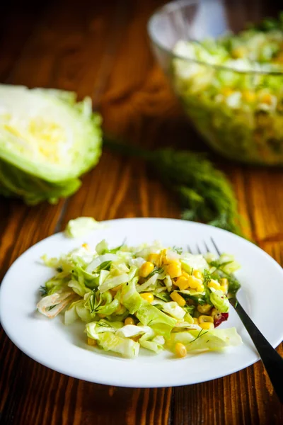 Свежий салат из молодой капусты со сладкой кукурузой — стоковое фото