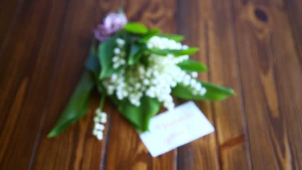 Όμορφη άνοιξη λουλούδια κρίνος της κοιλάδας — Αρχείο Βίντεο
