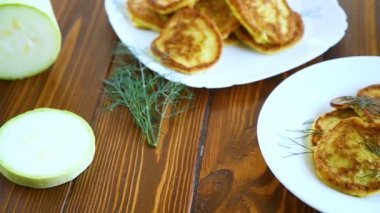 bir tabak yeşil kabak yapılmış sebze börek