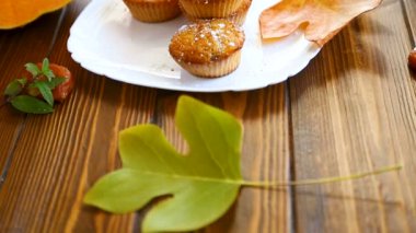 içinde kuru kayısı ile pişmiş tatlı kabak kekler,