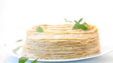 beyaz arka planda, bir tabakta çok kızarmış ince krep.