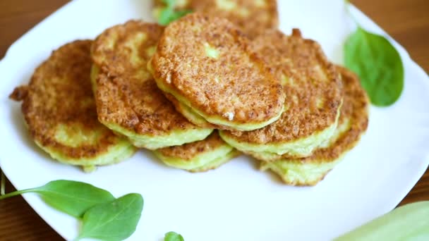 Vegetable fritters made from green zucchini in a plate — Stock Video