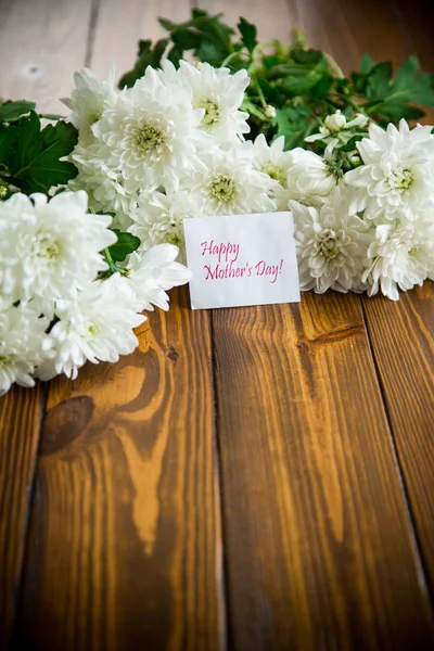 木製のテーブルの上に白い菊の花束 — ストック写真