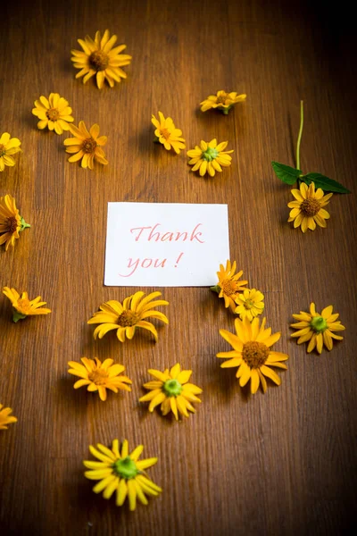 Bouquet of yellow big daisies on a wooden — Stock Photo, Image