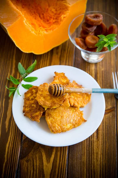 Smakelijke gebakken zoete Pompoen pannenkoeken met honing — Stockfoto