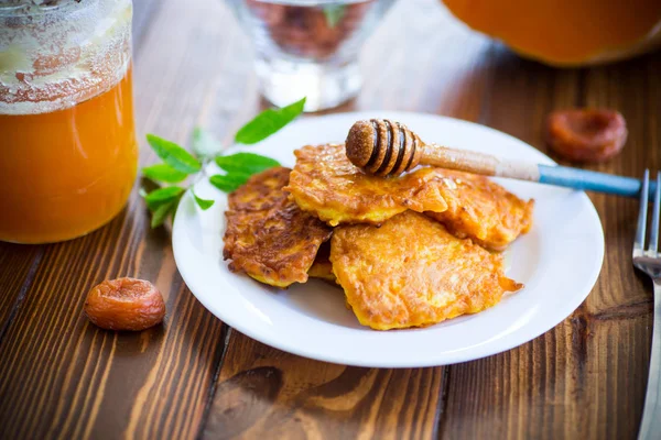Leckere gebratene süße Kürbis-Pfannkuchen mit Honig — Stockfoto