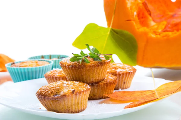 Gebakken zoete Pompoen muffins met gedroogde abrikozen binnen — Stockfoto