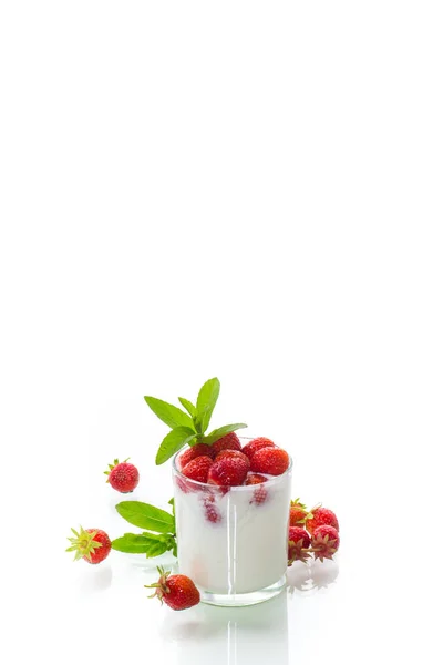 Yogurt casero dulce con fresas frescas maduras —  Fotos de Stock