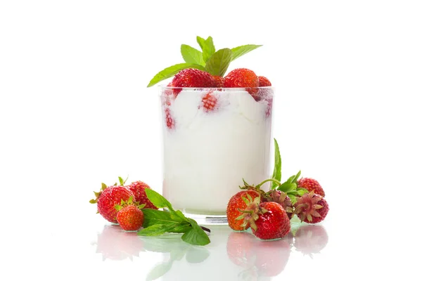 Sweet homemade yogurt with fresh ripe strawberries — Stock Photo, Image