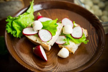 peynir, marul ve kırmızı turp ile sandviç ahşap