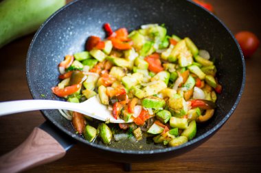 kırmızı biber, soğan, domates ve diğer sebzeler ile kızarmış kabak