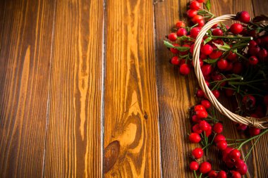 ahşap bir sepet içinde olgun kırmızı dogrose