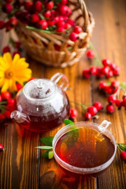 kırmızı olgun kuşburnu tıbbi meyveler sıcak çay