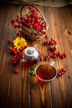kırmızı olgun kuşburnu tıbbi meyveler sıcak çay