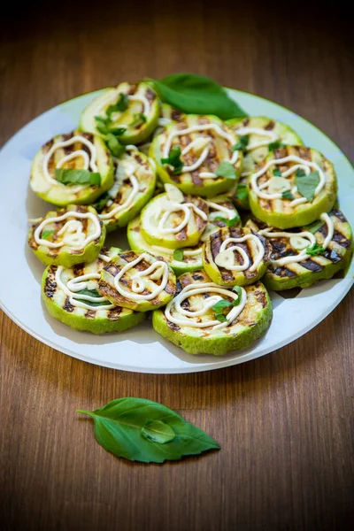 Grilled zucchini slices with garlic and spices — Stock Photo, Image