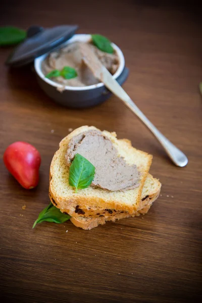 Sandwiches with homemade chicken liver pate closeup — Stock Photo, Image