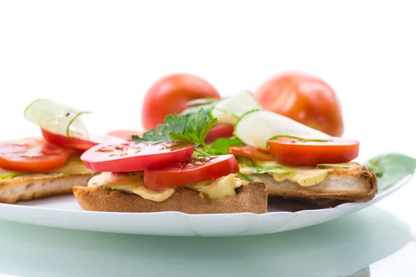 Sabroso sándwich con pasta de cuajada, pepinos frescos y tomates — Foto de Stock