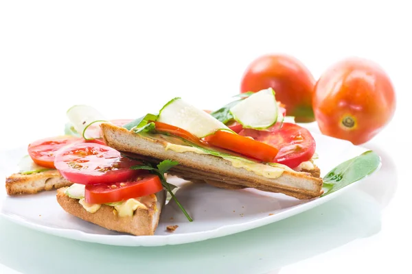 Sanduíche saboroso com pasta de coalhada, pepinos frescos e tomates — Fotografia de Stock