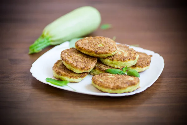 Sayur goreng yang terbuat dari zucchini hijau dalam piring — Stok Foto